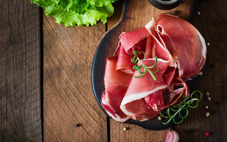 Schinkenspeck auf einem Holztisch
